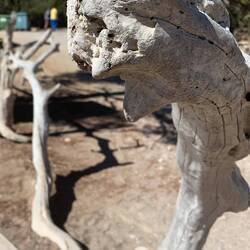 Holzskulptur am Fourni Beach