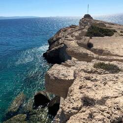 In dieser Steilwand am Fournier Beach befinden sich die Grabkammern der Felsenkirche