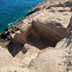 Da unten finden wir die Felsenkirchen mit den Grabkammern
