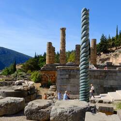 Drei ineinander verschlungene Schlangen