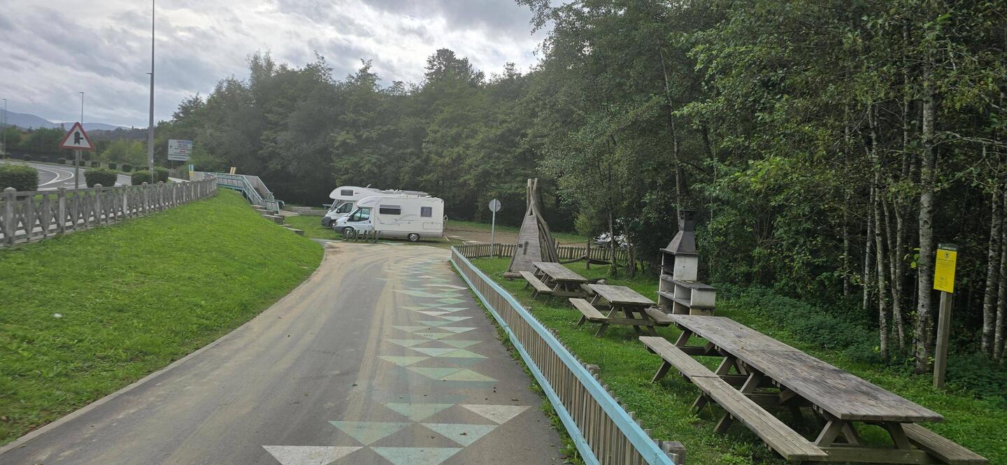 Nice quiet free parkup for 4 motorhomes despite the road proximity , all services available free