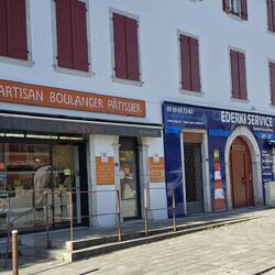 We had a lovely "la Tradition" baguette from the boulangerie for lunch