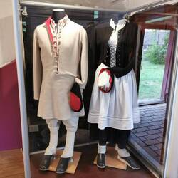 Die Trachten der Slovinzen waren weitestgehend schwarz/ weiß mit roten Details