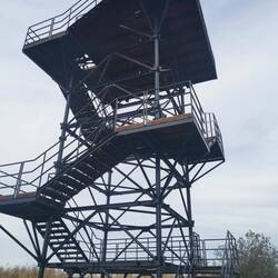 Der Aussichtsturm am Leba See summte im Wind aufgrund der Löcher in den Trägern