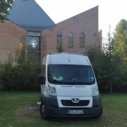 Das BED- Mobil vor einer Kirche...sicherer gehts nicht
