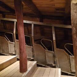 Mit diesen Wagons ging es hinunter in den Schacht