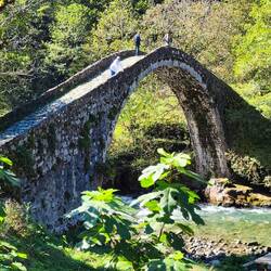 Steinbrücken auf dem Weg zum Zil Castle