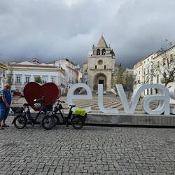 Der Regen lässt nach. Für einen kurzen Besuch im Dorf reicht es