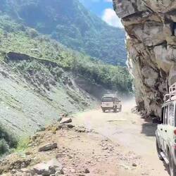 Staub, Erdrutsche an holpriger Straße in einem vollen indischen Jeep. Hier fahren auch Busse 😳