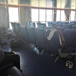 Kein Wunder, die sog. Pullmansitze für Passagiere ohne Kabine sind alles andere als bequem