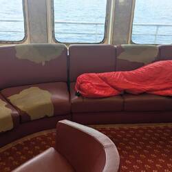 Überall liegen morgens Schlafende