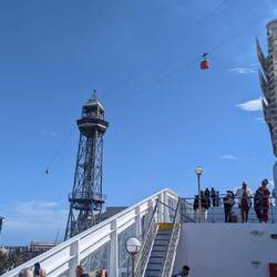 Die Seilbahn schwebt direkt über unser Schiff