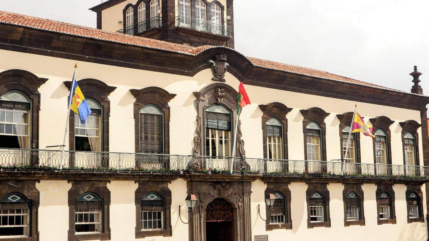 Rathaus mit drei Flaggen- Madeira, Portugal und Funchal