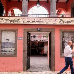 Das erste Photogalerie im Portugal. Der Gründer Vicente Gomes begann es im Jahr 1846 als Graveur.