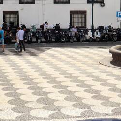 Boden von Stadtplatz wird mit Fischschupenmuster belegt