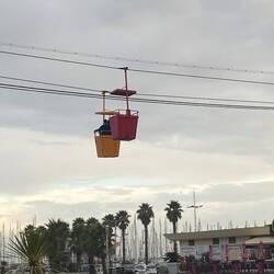 Die Seilbahn bringt dich übers Wasser