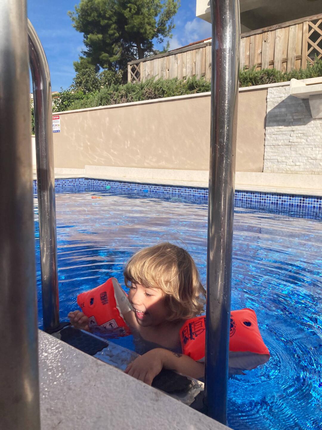 Bei einer Eiseskälte der erste im Pool 🥶
