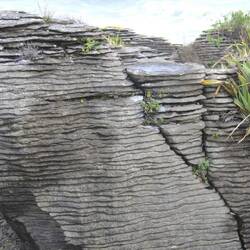 Felsen wie Pfannkuchen übereinander geschichtet