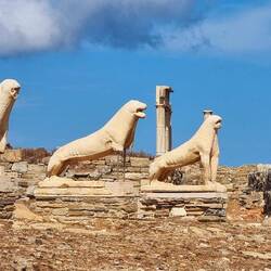 La terrasse des Lions, les gardiens éternels du sanctuaire.