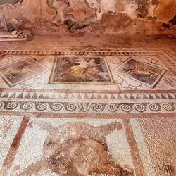 Mosaïque au sol (Maison des Masques)