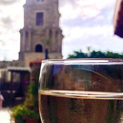 Beim Eintritt für den Uhrenturm war der Wein inklusive