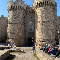 Tor durch die Stadtmauer ins türkische Viertel