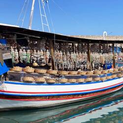 Ein schwimmender Souvenirladen