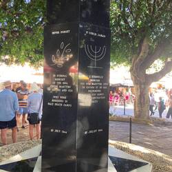 Gedenkestele für die ermordeten rhodischen Juden. Sie wurden von hier nach Auschwitz deportiert.