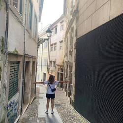 Durch diese enge Gasse durfte ich mit dem Auto fahren, dank Xenias toller Navigation. 🙄🤣