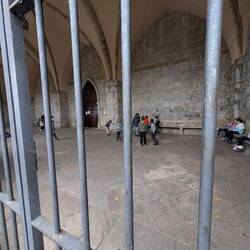 Beim Fußball vor der Kirche