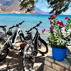 Auch die Fahrräder dürfen mal wieder mit Blick auf uns warten