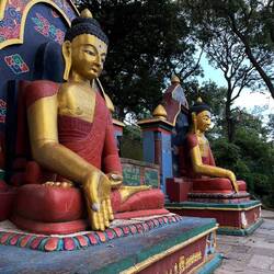 Religiöse Statuen am Fuße vom Swayambhunath Tempel