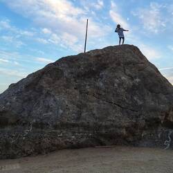 Felsbrocken am Strand mit einem Mucki