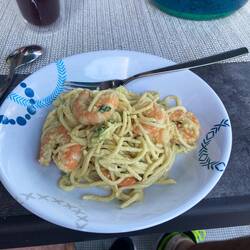 Spaghetti mit Avocado, Creme fraich und dazu das leckere Glas vino 🍷Prosit ole