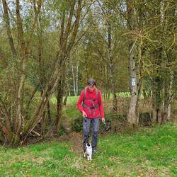 Leni ist fröhlich unterwegs.