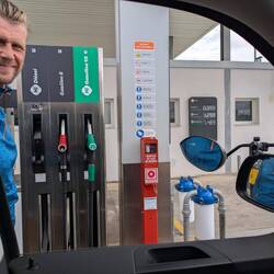 Happy man beim Tanken! (Guckt euch die Preise an...! 🤩)