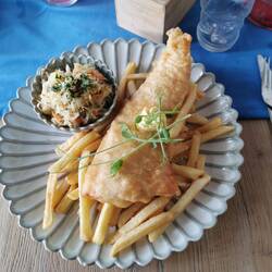Kabeljau mit Pommes und Sauerkrautsalat