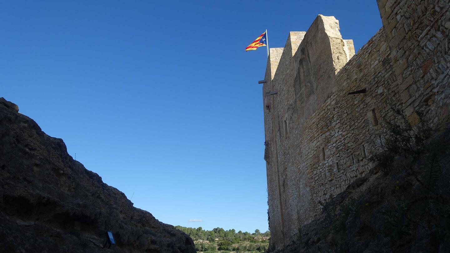 Die Burg von El Catllar mit katalonischer Flagge