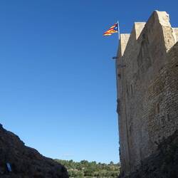 Die Burg von El Catllar mit katalonischer Flagge
