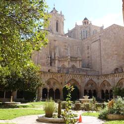 Die imposante Kathedrale der Stadt mit Kloster