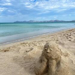 Meerjungfrau im Sand - es gab richtig viele Strandfiguren und Sandburgen!