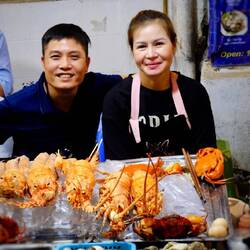 Das nette Ehepaar San in ihrer Garküche