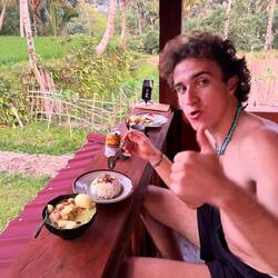 selbst gekochtes Curry auf unserer kleinen Hütte in Tetebatu