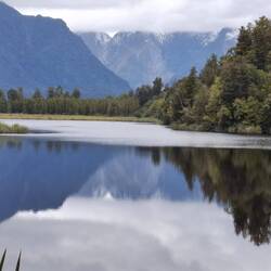 Lake Matheson, die Spiegelung deutet sich an