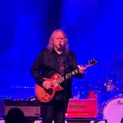 Warren Haynes. Fantastic guitarist!
