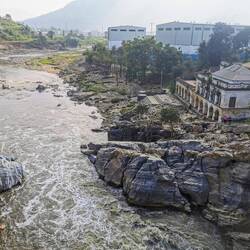 Die Flut ist bis kurz unter dem Gebäude hochgekommen und hat die Treppenanlage teilweise zerstört