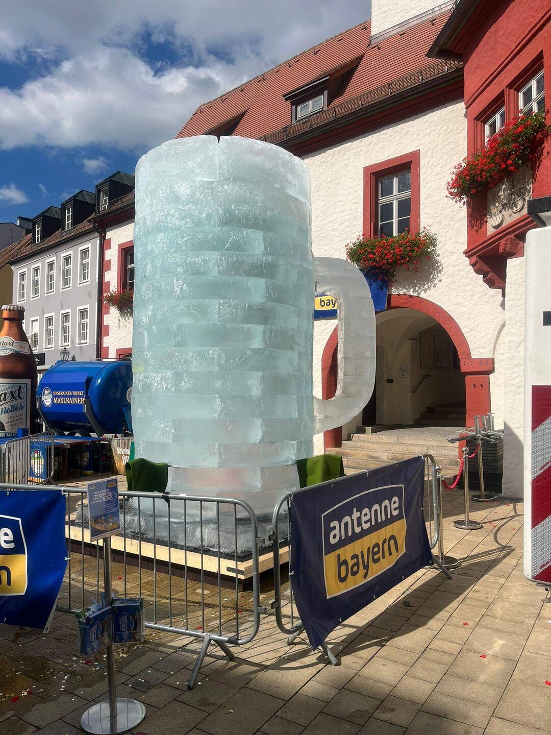Von Marktredwitz, mit dem größten Bierkrug aus Eis....