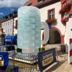 Von Marktredwitz, mit dem größten Bierkrug aus Eis....