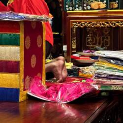 Alle diese Tücher wird sie noch anziehen müssen...