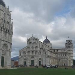 Las tres estructuras: baptisterio, iglesia y campanario